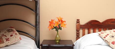 Habitación cuádruple familiar, varias camas, baño privado | 1 dormitorio, escritorio, espacio para trabajar con un portátil