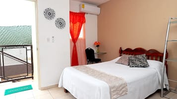 1 habitación, escritorio y espacio para trabajar con laptop