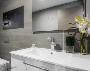 Dusche, kostenlose Toilettenartikel, Haartrockner, Handtücher