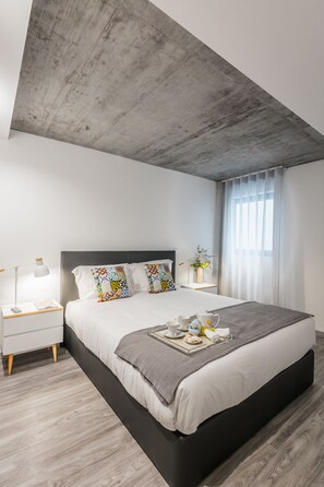 Geluiddichte muren, een strijkplank/strijkijzer, gratis babybedden