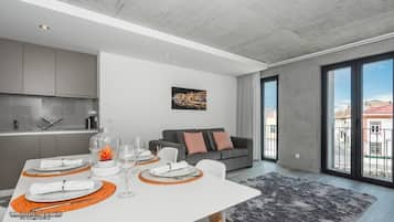 Deluxe Apartment, 1 Bedroom, City View (2.2) | In-room dining