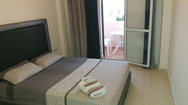 1 habitación, escritorio, sistema de insonorización y cunas gratuitas