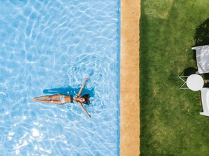 Outdoor pool, pool loungers - Roça Santo António Ecolodge Hotel (Santana)