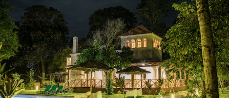 Façade de l’hébergement - soirée/nuit