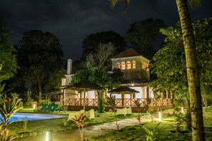 Fachada da propriedade à noite