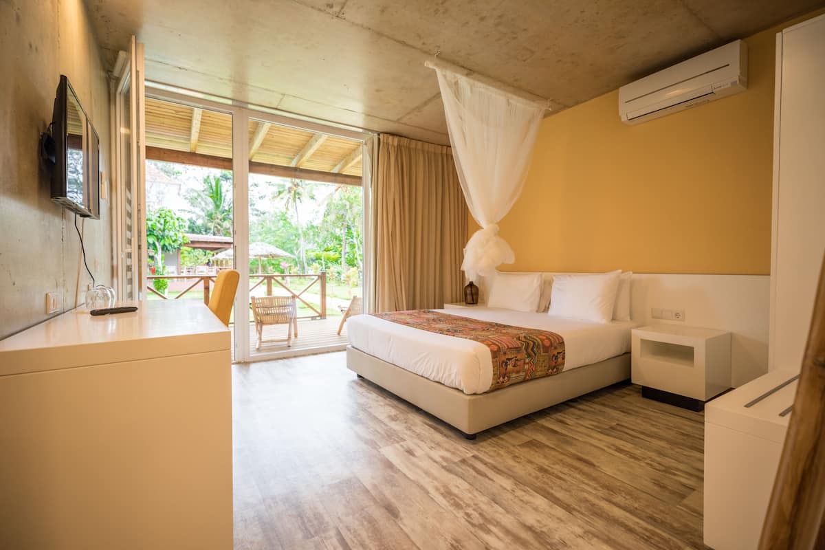 In-room safe, laptop workspace, blackout drapes, soundproofing