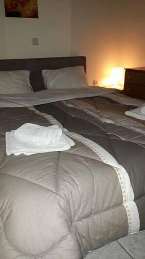 Apartament bàsic, 1 dormitori, frigorífic i microones, vistes al turó | Planxa i posts de planxar, llits addicionals i wifi gratuïta 