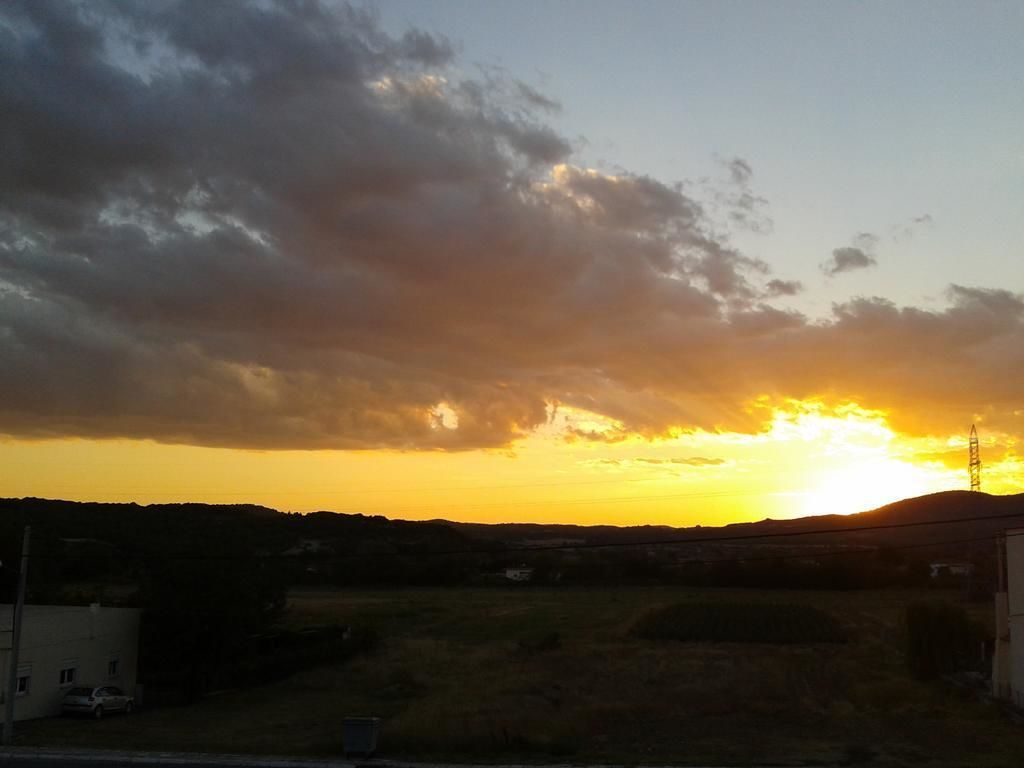 Ein Sonnenuntergang über einer ländlichen Landschaft mit einem Strommasten.