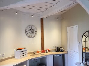 Apartemen | Dapur kecil pribadi | Lemari es, microwave, mesin pembuat kopi/teh, dan ketel listrik