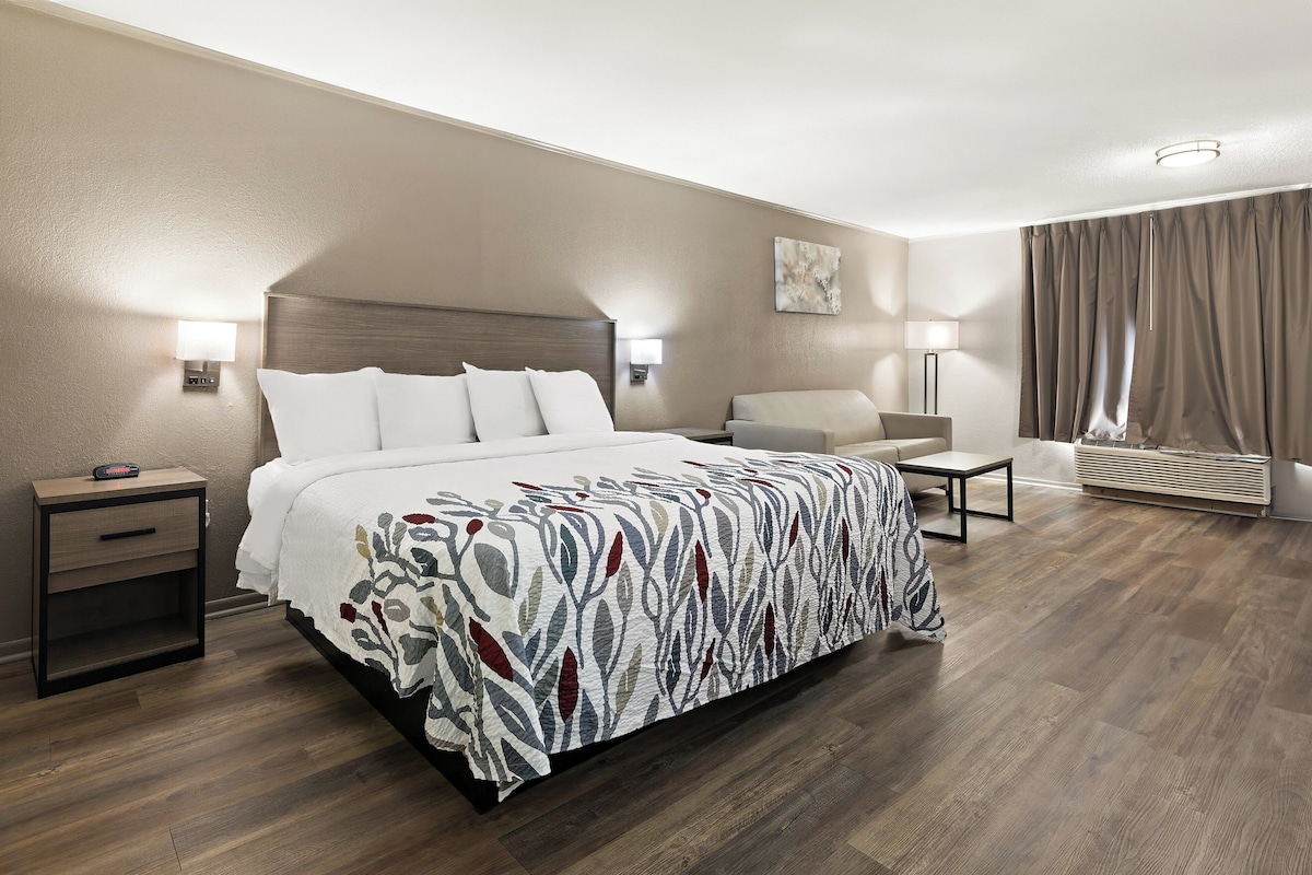 Superior Room, 1 King Bed, Non Smoking (Jetted Tub)