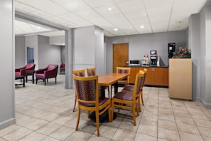 Breakfast area - Red Roof Inn & Suites Monroe, NC (Monroe)