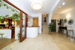 Lobby - Manolita Hostal (Sant Antoni de Portmany)