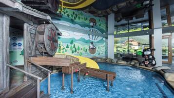 2 albercas techadas y 3 albercas al aire libre