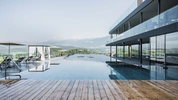 2 indoor pools, 3 outdoor pools