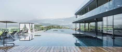 2 indoor pools, 3 outdoor pools