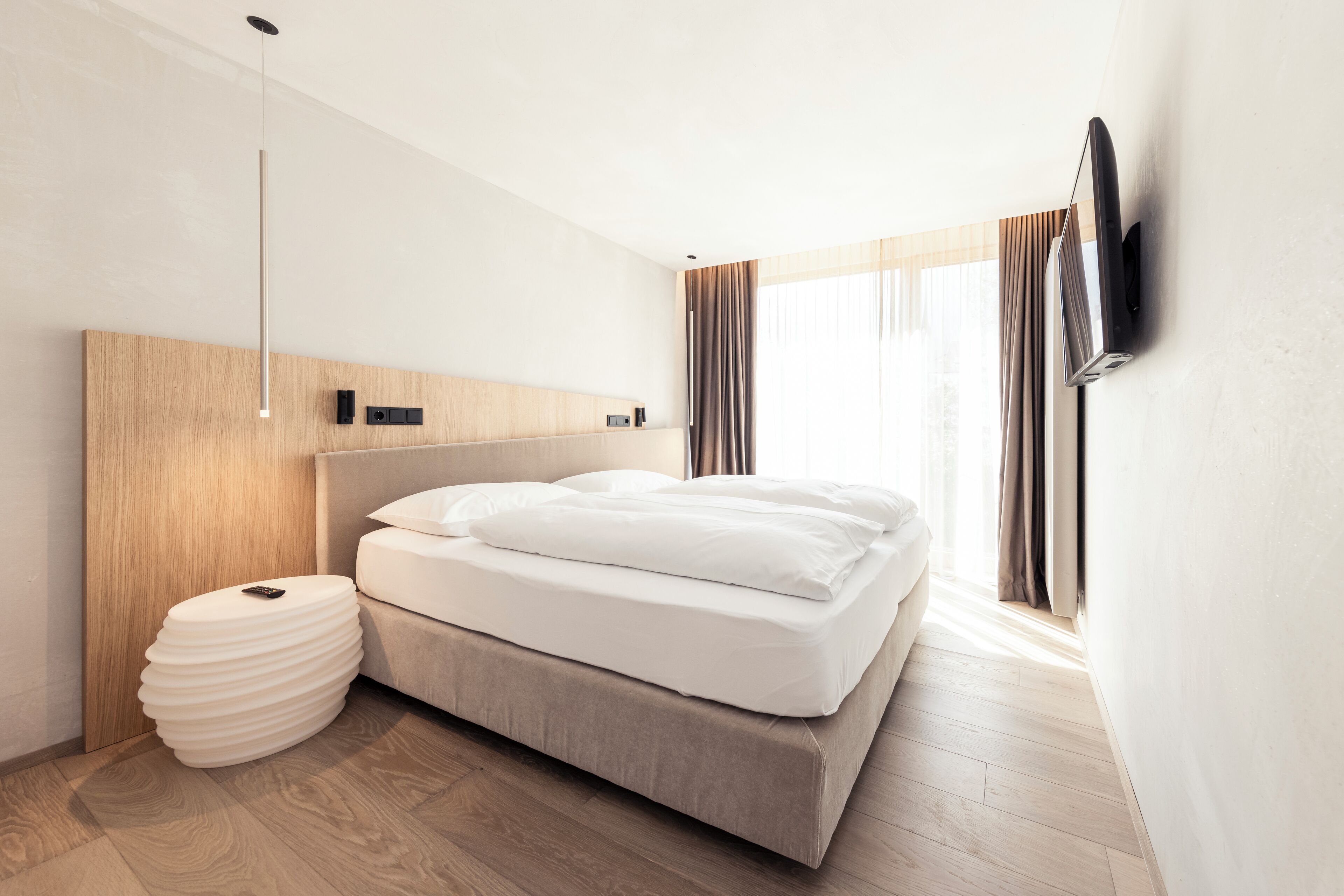 Habitación cuádruple de diseño | Minibar, caja fuerte, wifi gratis y ropa de cama