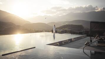 2 piscinas internas, 3 piscinas externas