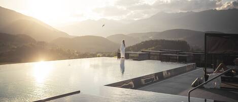 2 Innenpools, 3 Außenpools