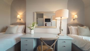 Habitación con 2 camas individuales, baño en la habitación | Wifi gratis y ropa de cama