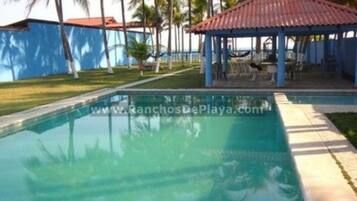 Kolam renang outdoor