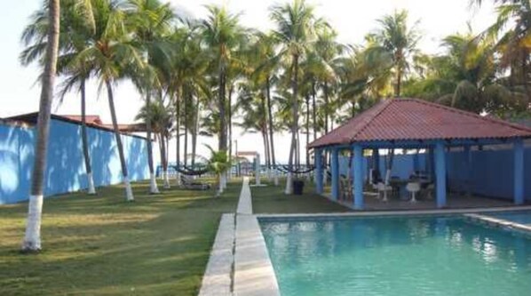 Una piscina al aire libre