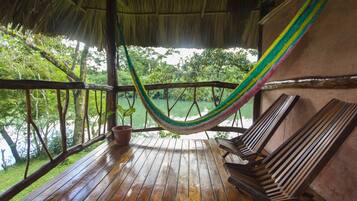 Cabane Lune de Miel, 1 trĂšs grand lit, vue fleuve, sur l'eau | Terrasse/Patio
