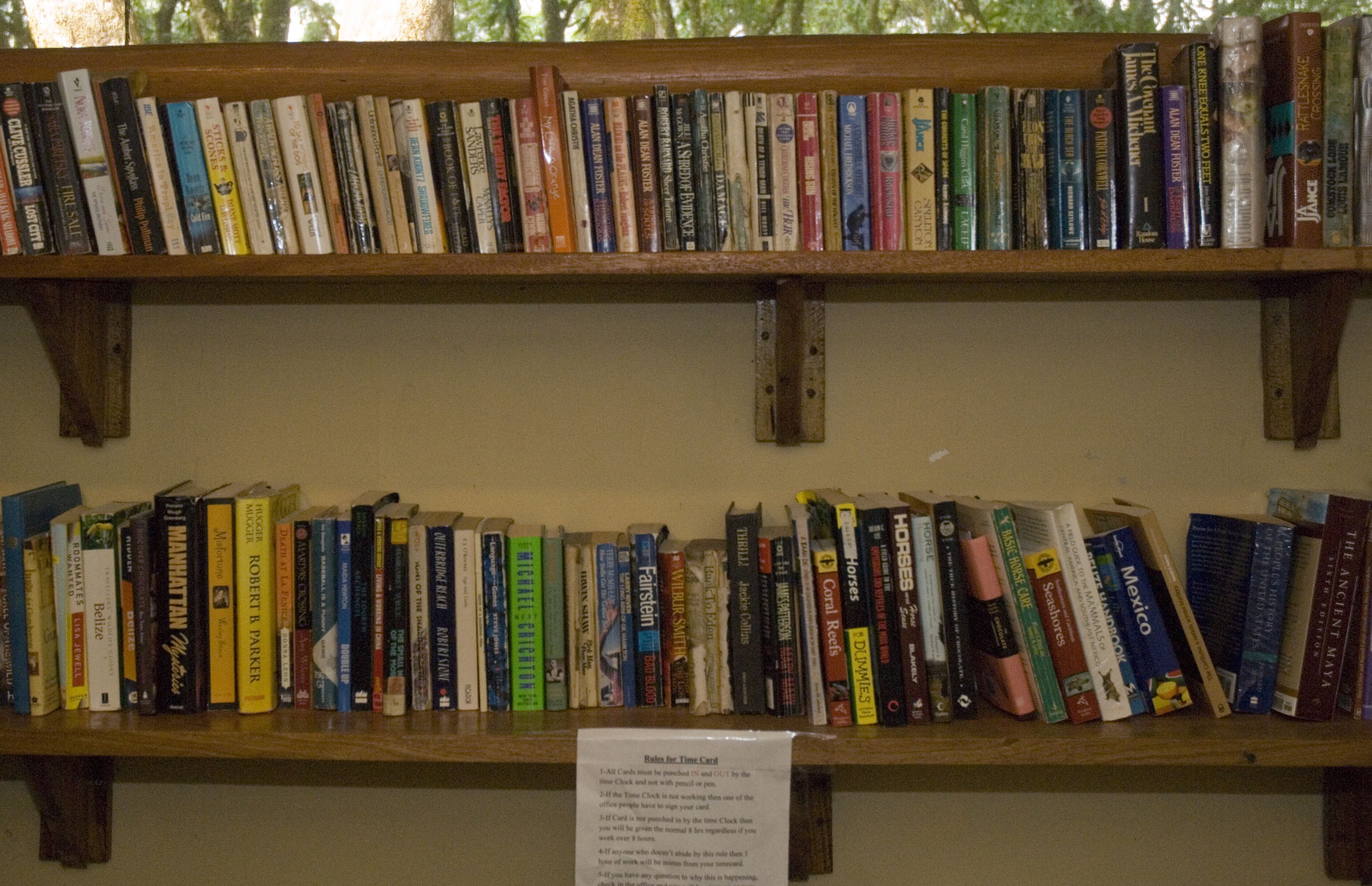 Una estantería llena de libros diversos.