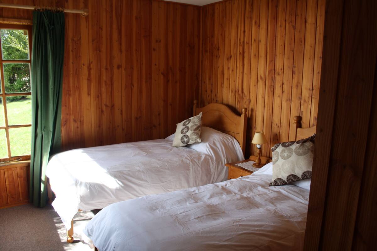 Deluxe Bungalow, 3 Bedrooms | Iron/ironing board (on request), cribs (free)