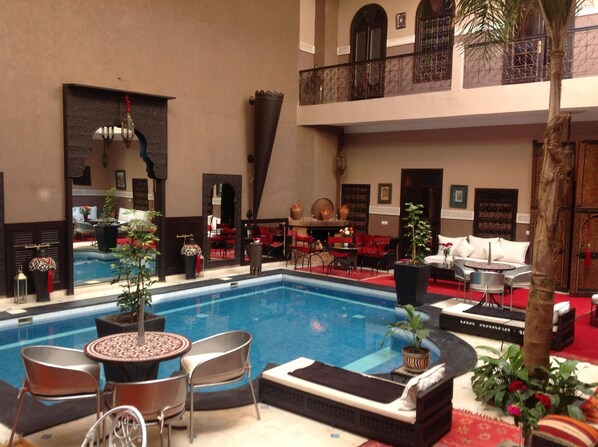 Utendørsbasseng og solsenger