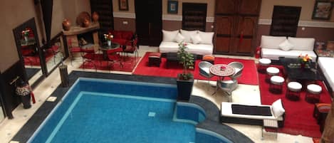 Piscine extérieure, chaises longues