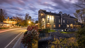 A two-story building with a modern design, featuring a prominent entrance and multiple windows. - Auberge Sutton Brouerie (Sutton)