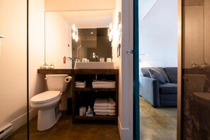 Shower, free toiletries, hair dryer, towels - Auberge Sutton Brouerie (Sutton)