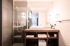 Shower, free toiletries, hair dryer, towels - Auberge Sutton Brouerie (Sutton)