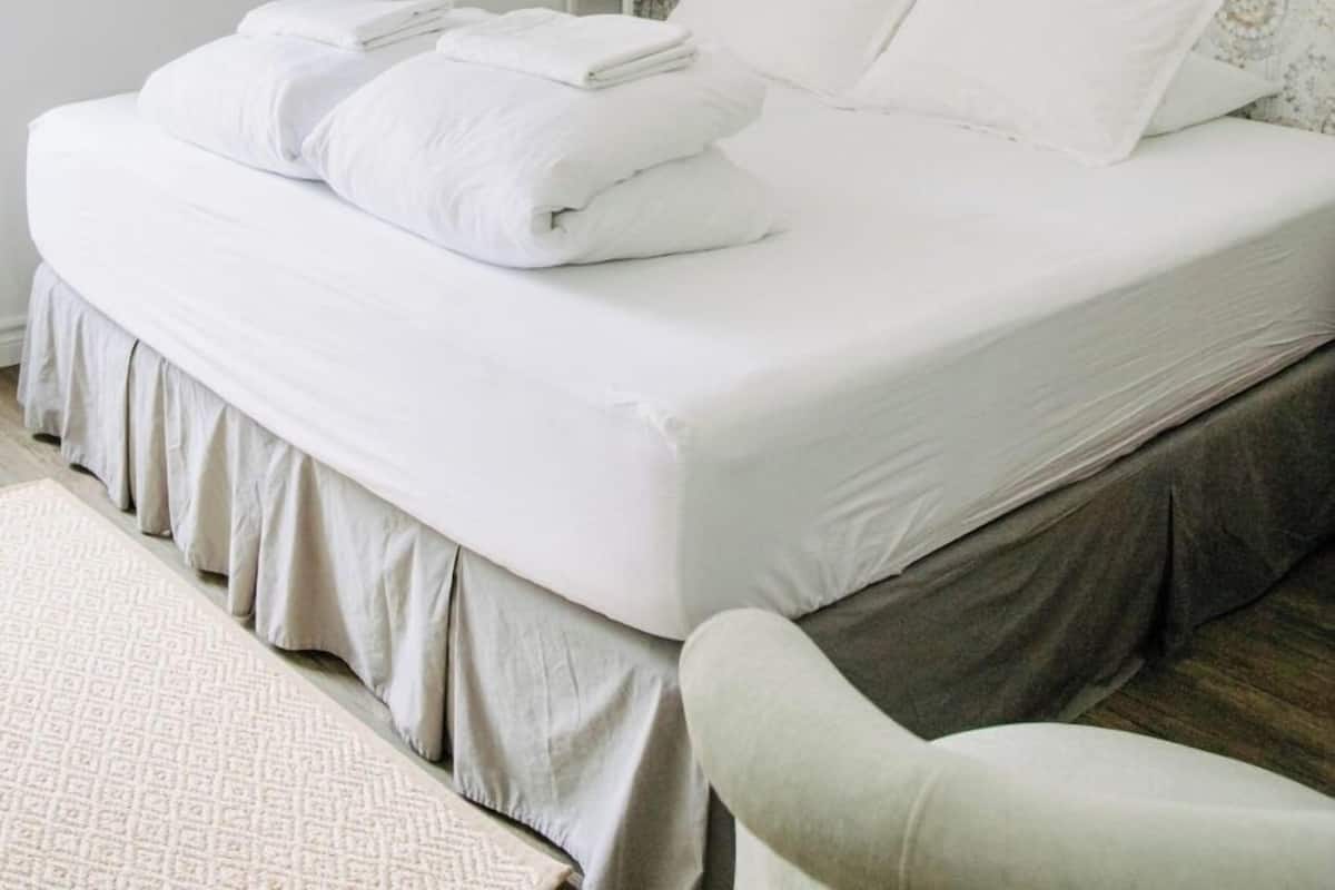 Economy Room, Private Bathroom (B) | Soundproofing, iron/ironing board (on request), WiFi (free), bed sheets