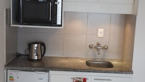 Superior Apartment, 1 Double Bed | Private kitchenette | Microwave, oven, stovetop, cookware/dishes/utensils - Apartamento Punta Carretas (Montevideo)