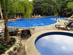 Outdoor pool, pool umbrellas, sun loungers - Aventurero Veracruzano (Xalapa)