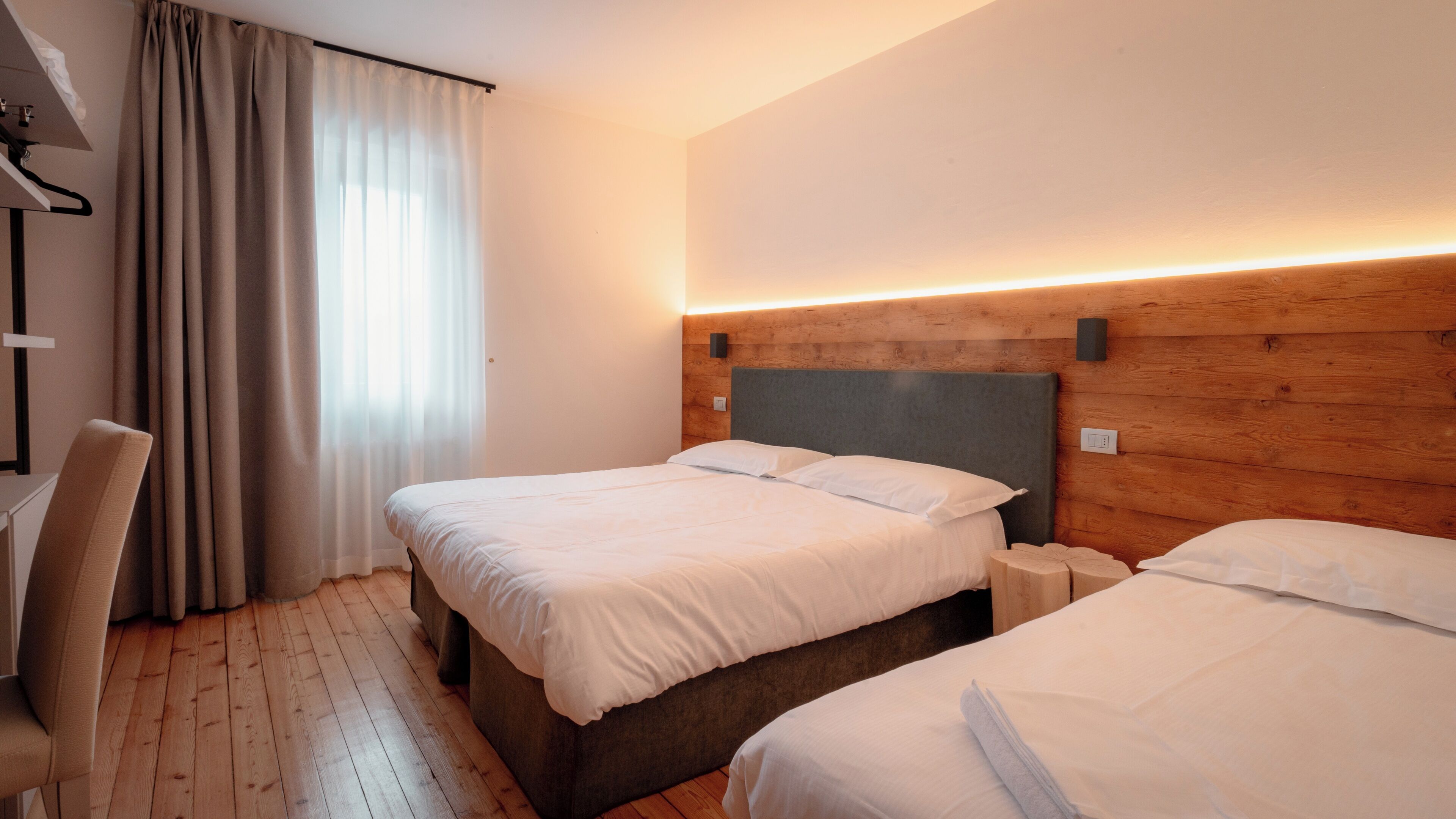 Escritorio, wifi gratis, ropa de cama