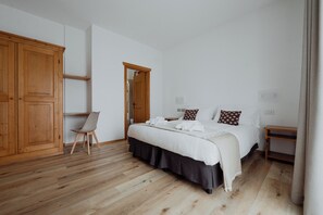 Habitación cuádruple Confort | Escritorio, wifi gratis y ropa de cama 