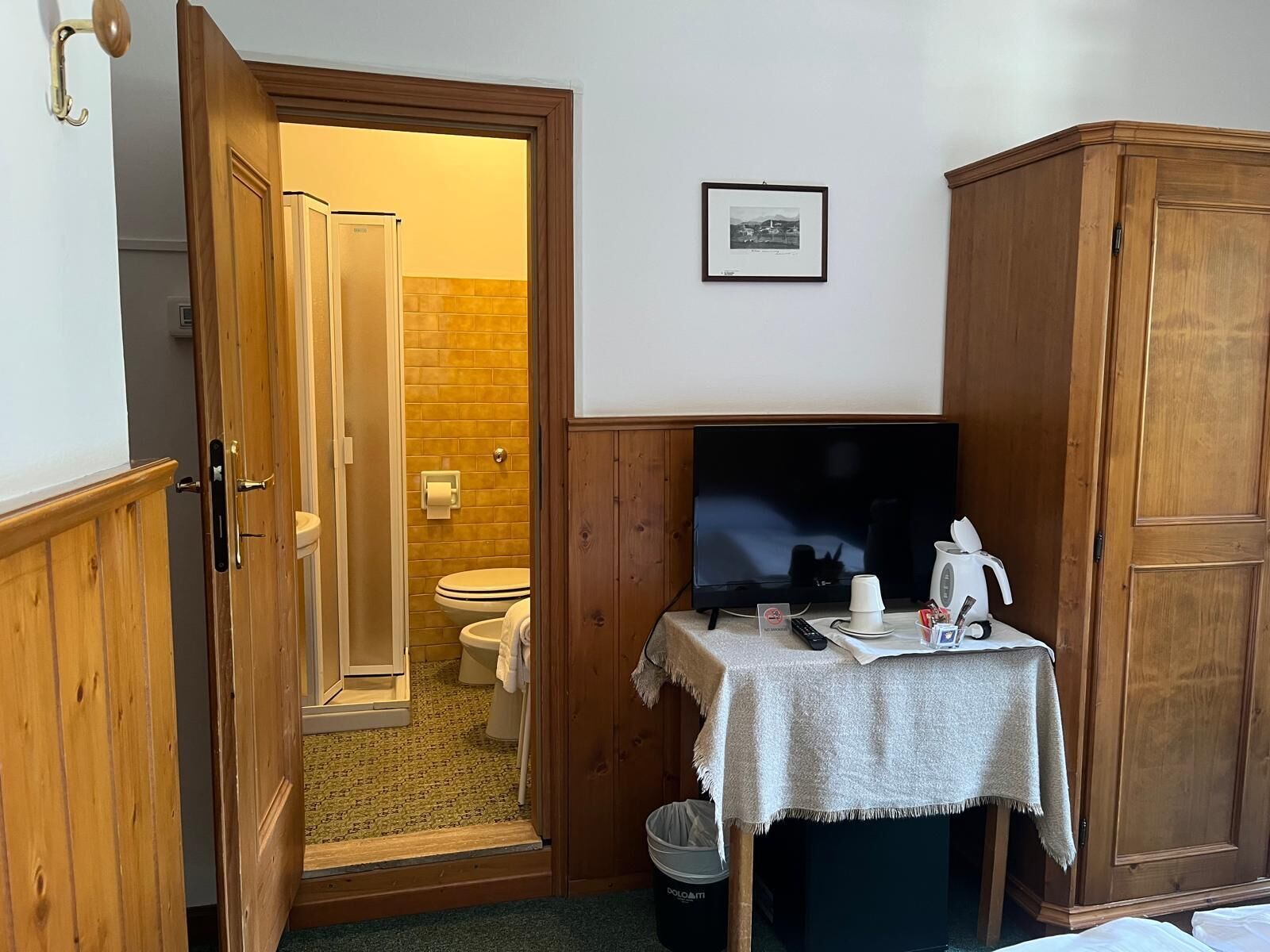 Basic Single Room | Desk, free WiFi, bed sheets