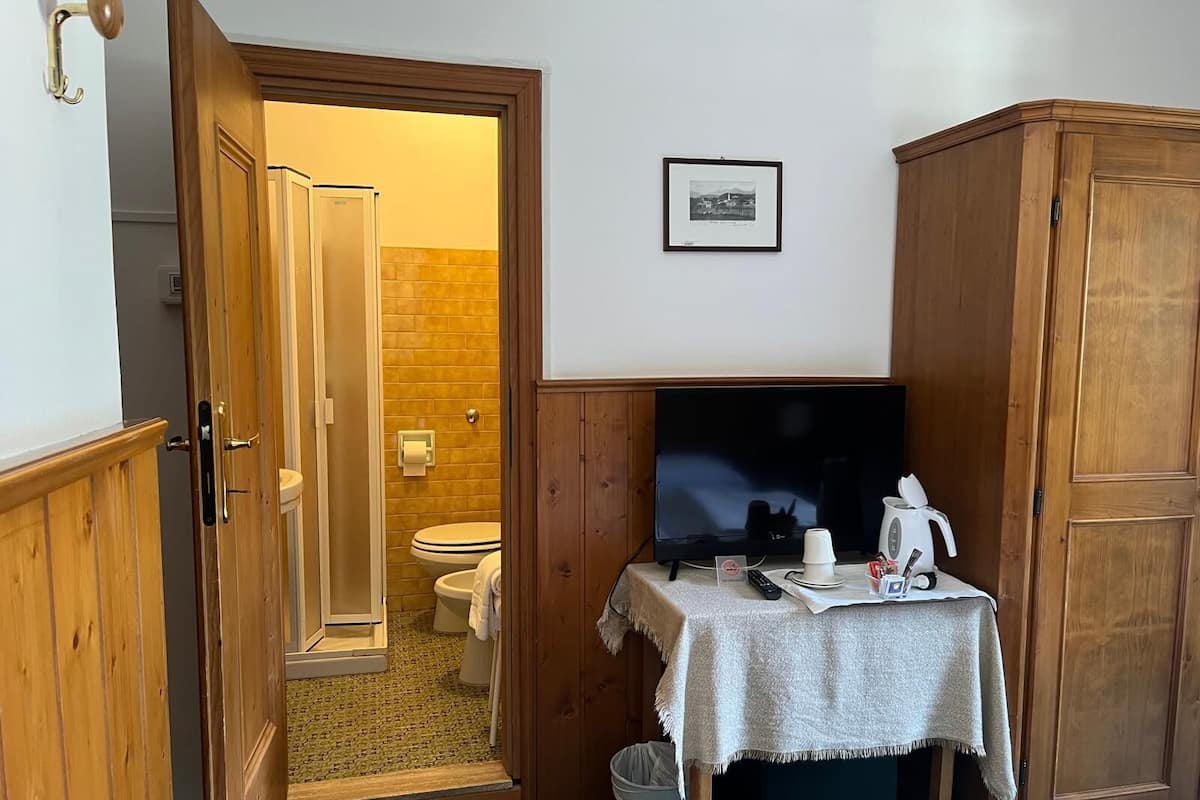 Habitació individual bàsica | Escriptori, wifi gratuïta i roba de llit 