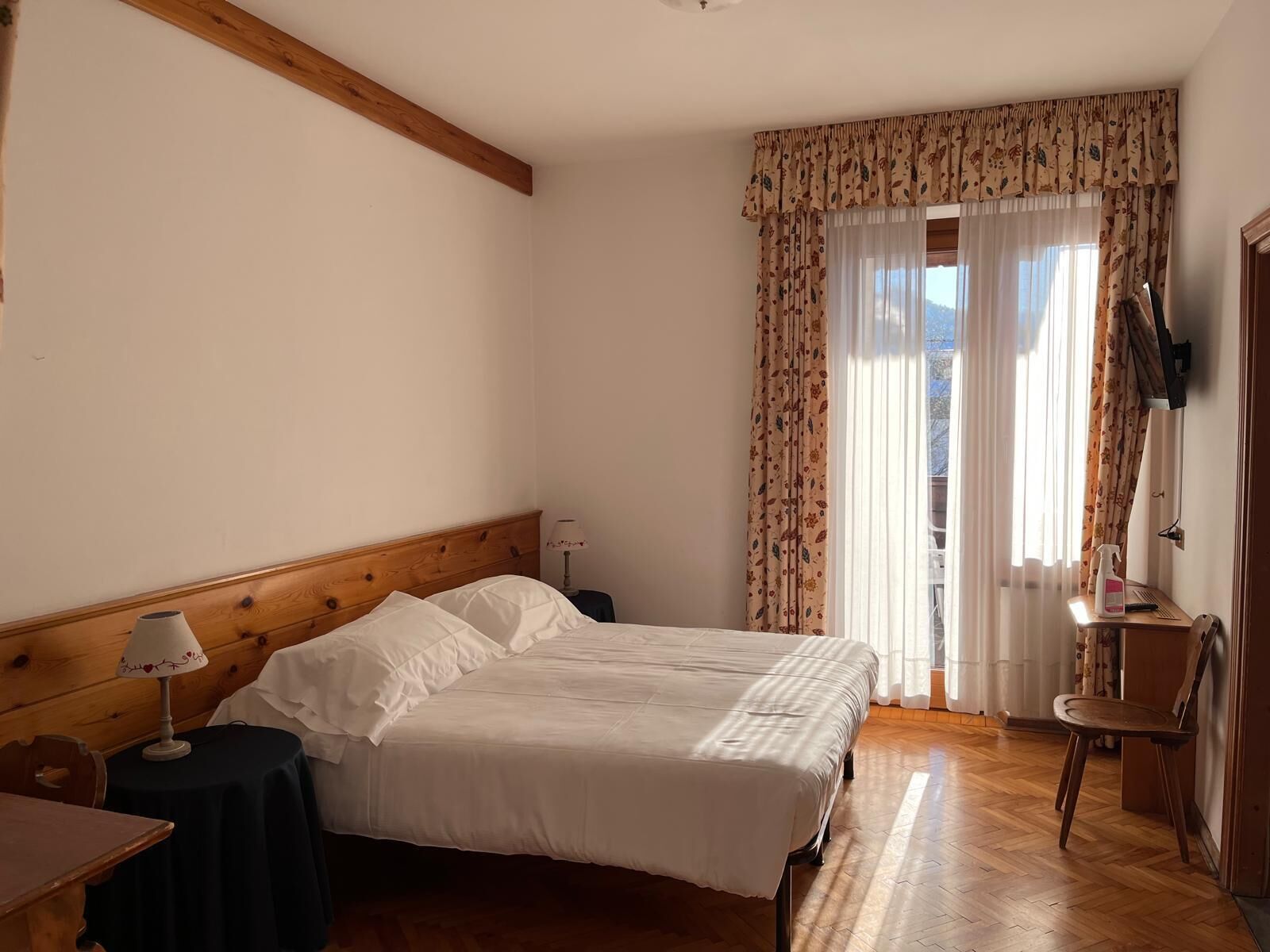 Habitación cuádruple estándar | Escritorio, wifi gratis, ropa de cama