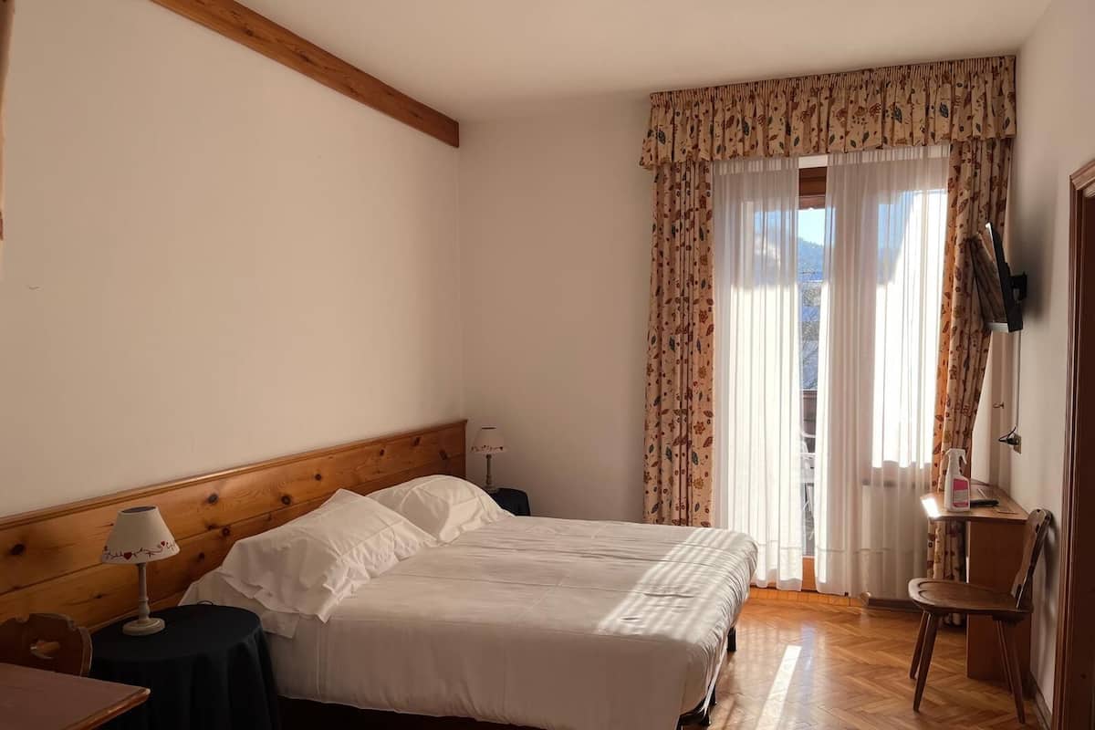 Habitació quàdruple estàndard | Escriptori, wifi gratuïta i roba de llit 