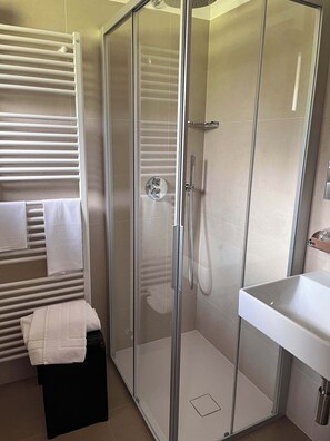 Habitación individual | Baño | Artículos de higiene personal gratuitos, secador de pelo, bidé y toallas