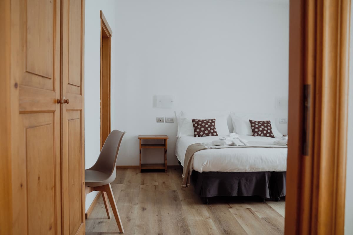 Habitación cuádruple Confort | Escritorio, wifi gratis y ropa de cama