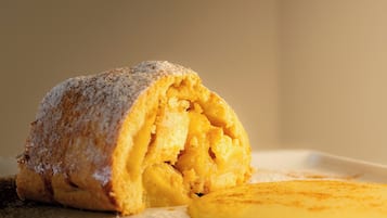 Un postre cubierto con azúcar glas.