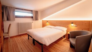 Habitación estándar doble | Escritorio, wifi gratis, ropa de cama
