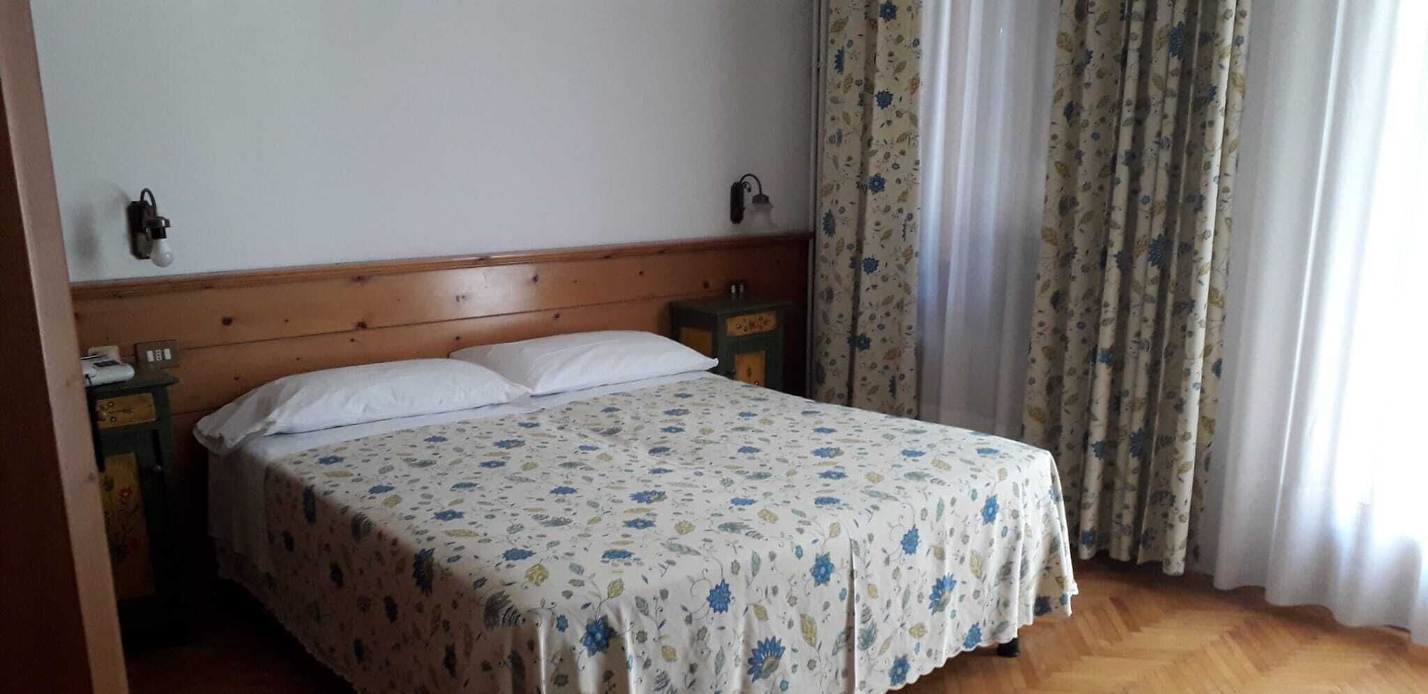 Habitación básica doble | Escritorio, wifi gratis, ropa de cama