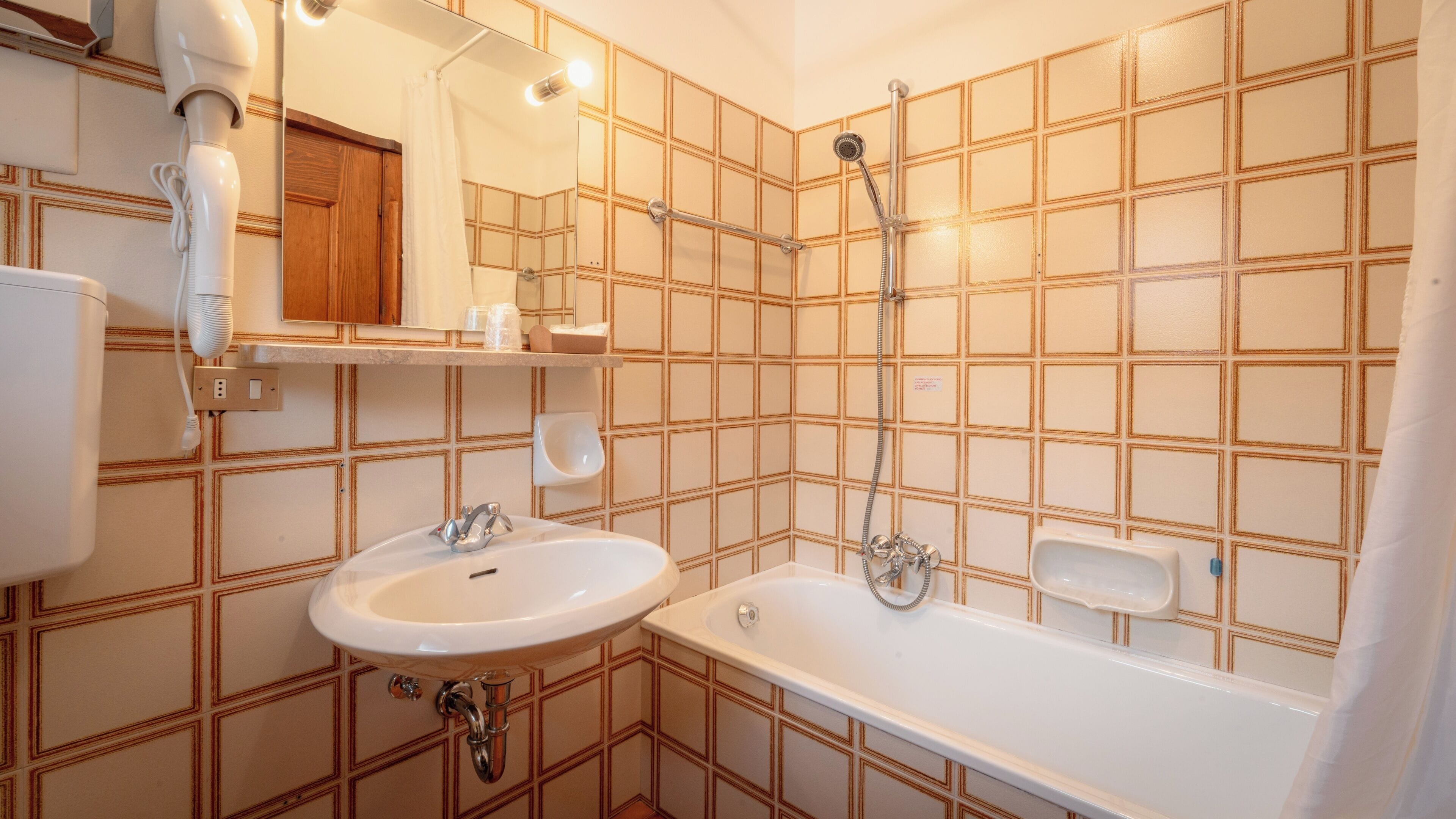 Un baño con lavabo, bañera, ducha y espejo.
