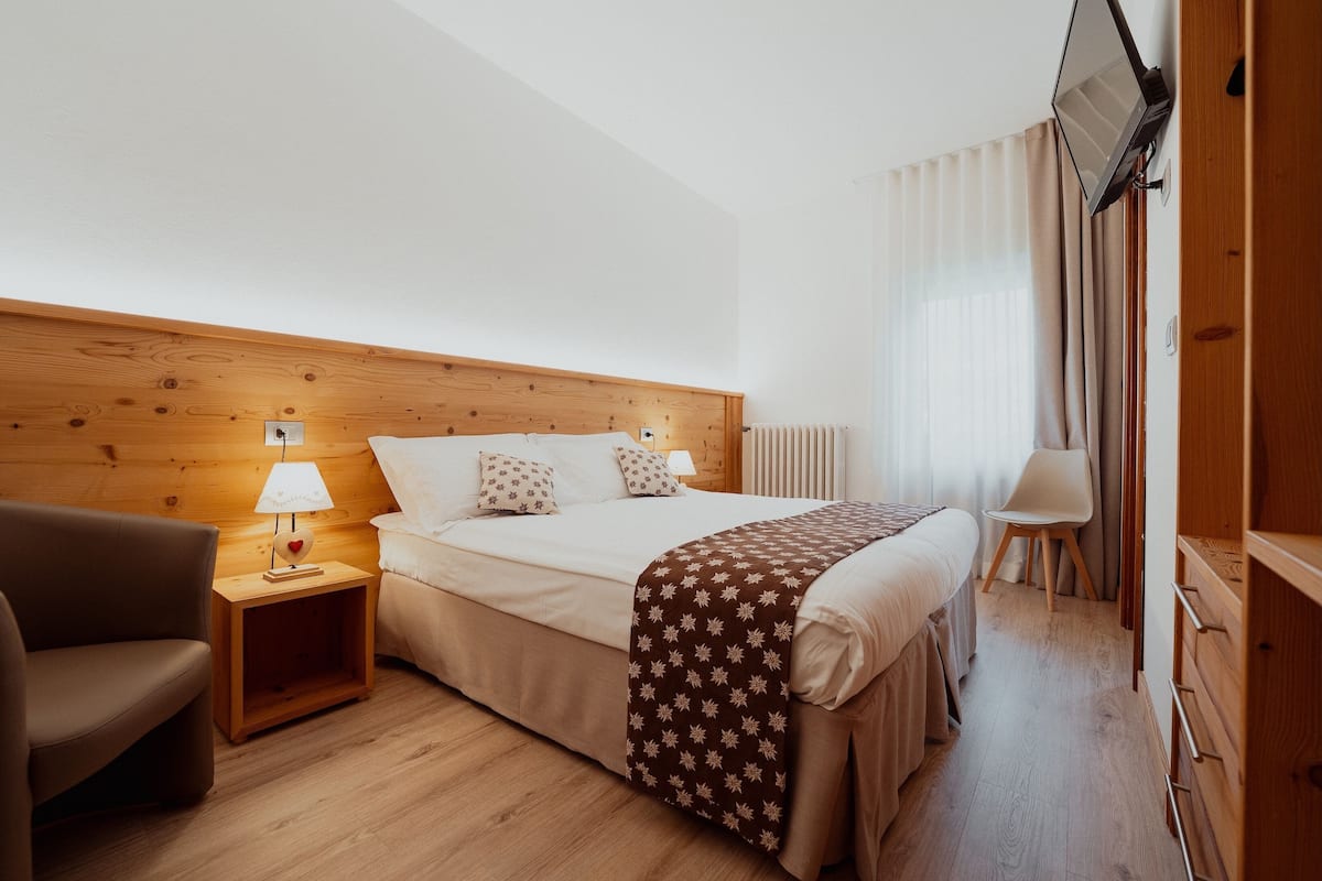 Escritorio, wifi gratis y ropa de cama