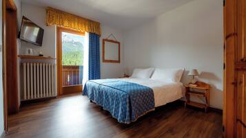 Escritorio, wifi gratis y ropa de cama